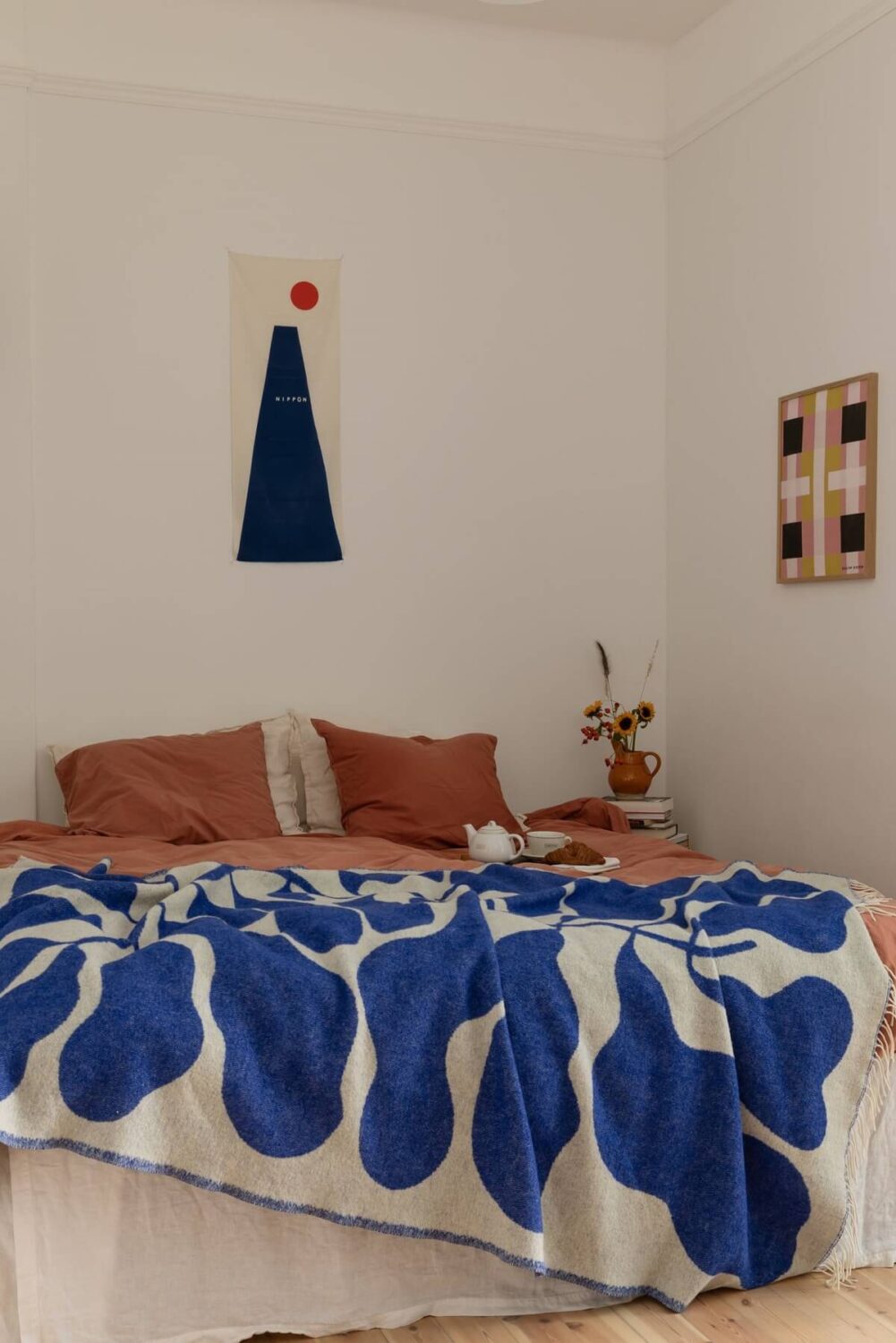A Bright Scandinavian Apartment with a Light Gray Kitchen 21 bedroom-pink-duvet-cover-blue-throw-nordroom