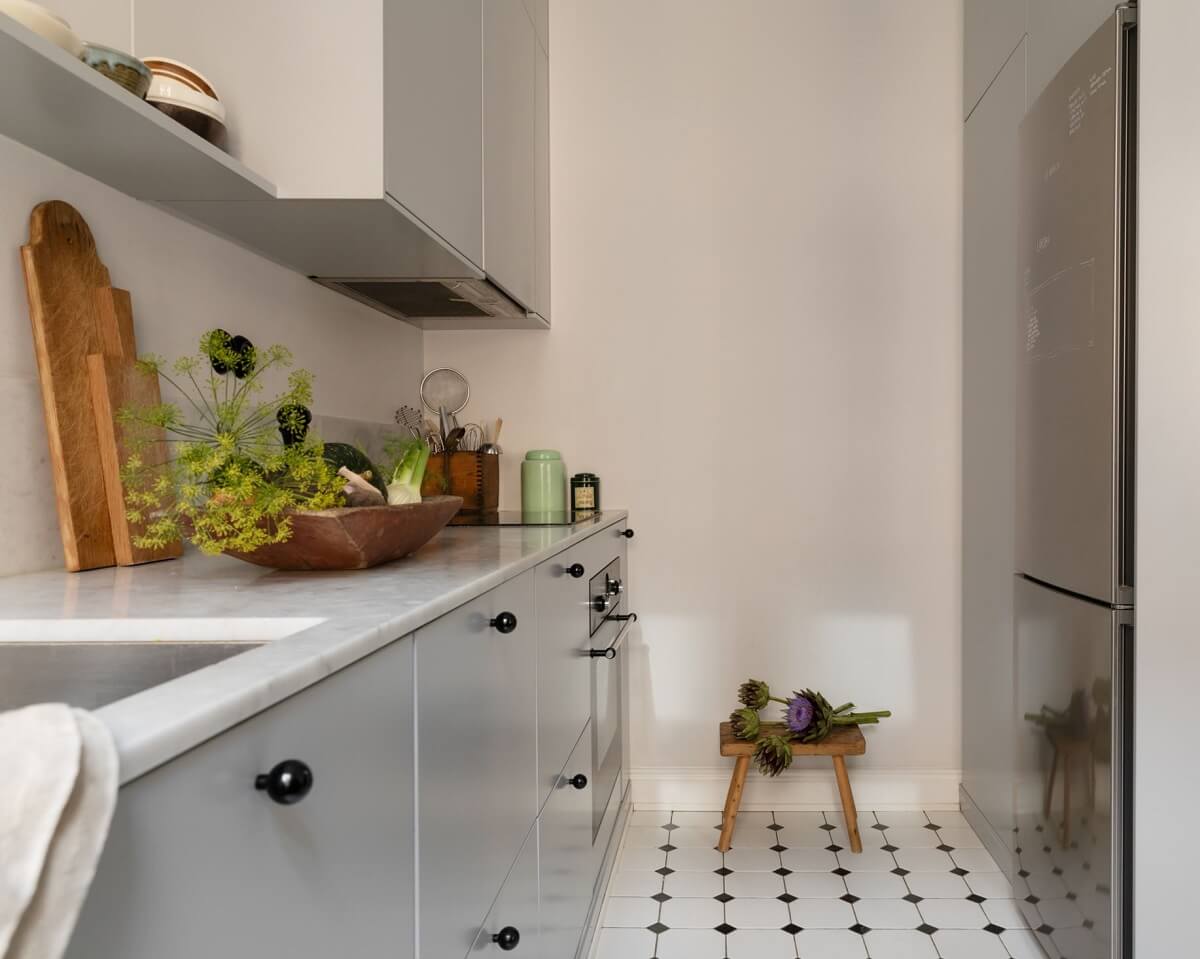 A Bright Scandinavian Apartment with a Light Gray Kitchen 12 black-white-floor-tiles-scandinavian-kitchen