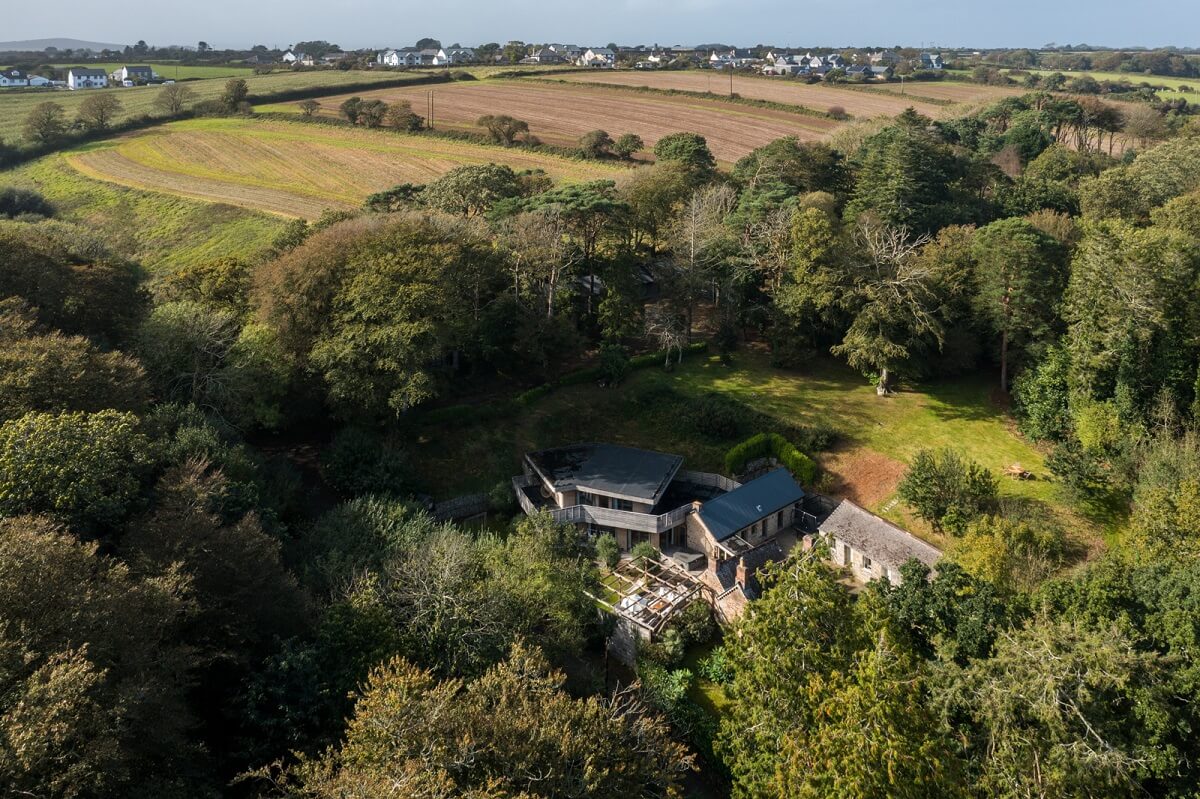 An English Country House That Pairs History with Contemporary Design 23 cornwall-house-countryside-nordroom