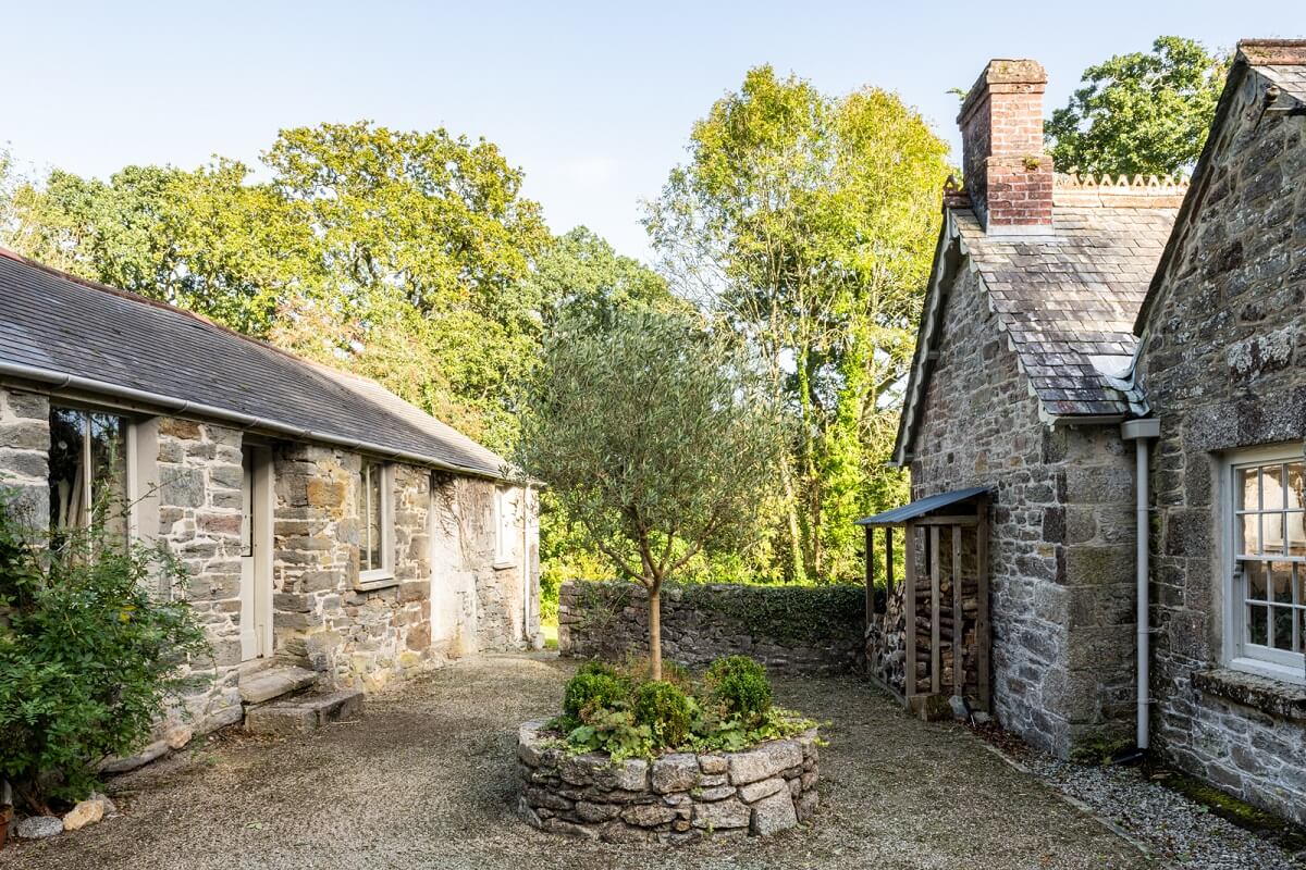 An English Country House That Pairs History with Contemporary Design 20 courtyard-historic-house-modern-extension-grand-designs-cornwall-nordroom