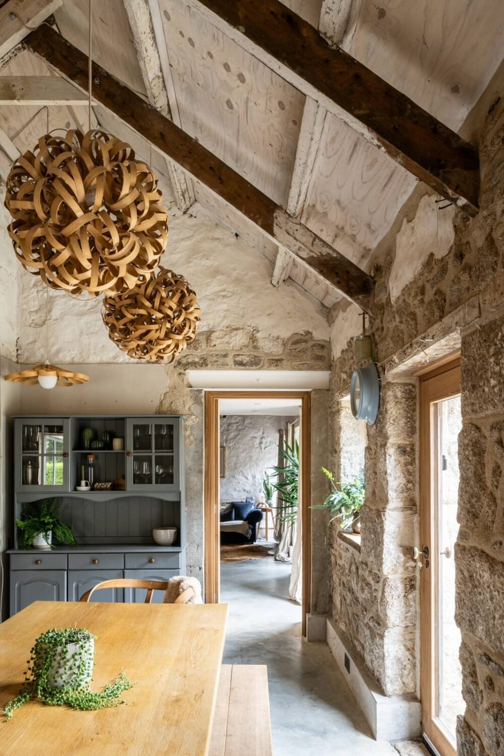An English Country House That Pairs History with Contemporary Design 7 dining-space-historic-building-arched-ceiling-nordroom
