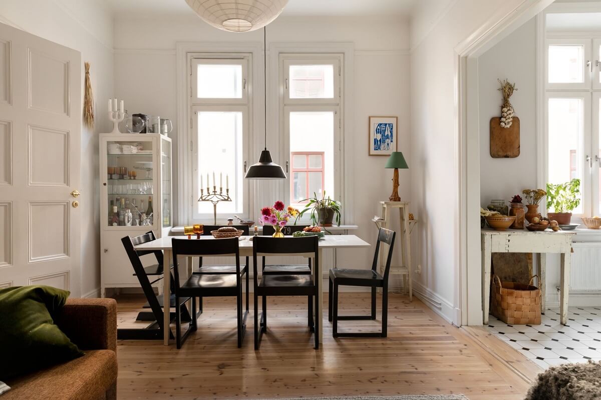 A Bright Scandinavian Apartment with a Light Gray Kitchen 5 dining-table-living-room