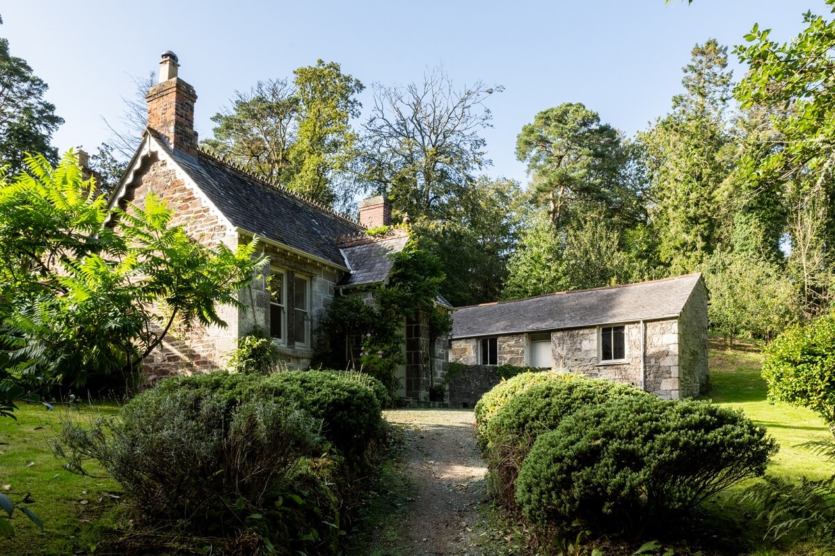 An English Country House That Pairs History with Contemporary Design 19 exterior-historic-cottages-cornwall-nordroom