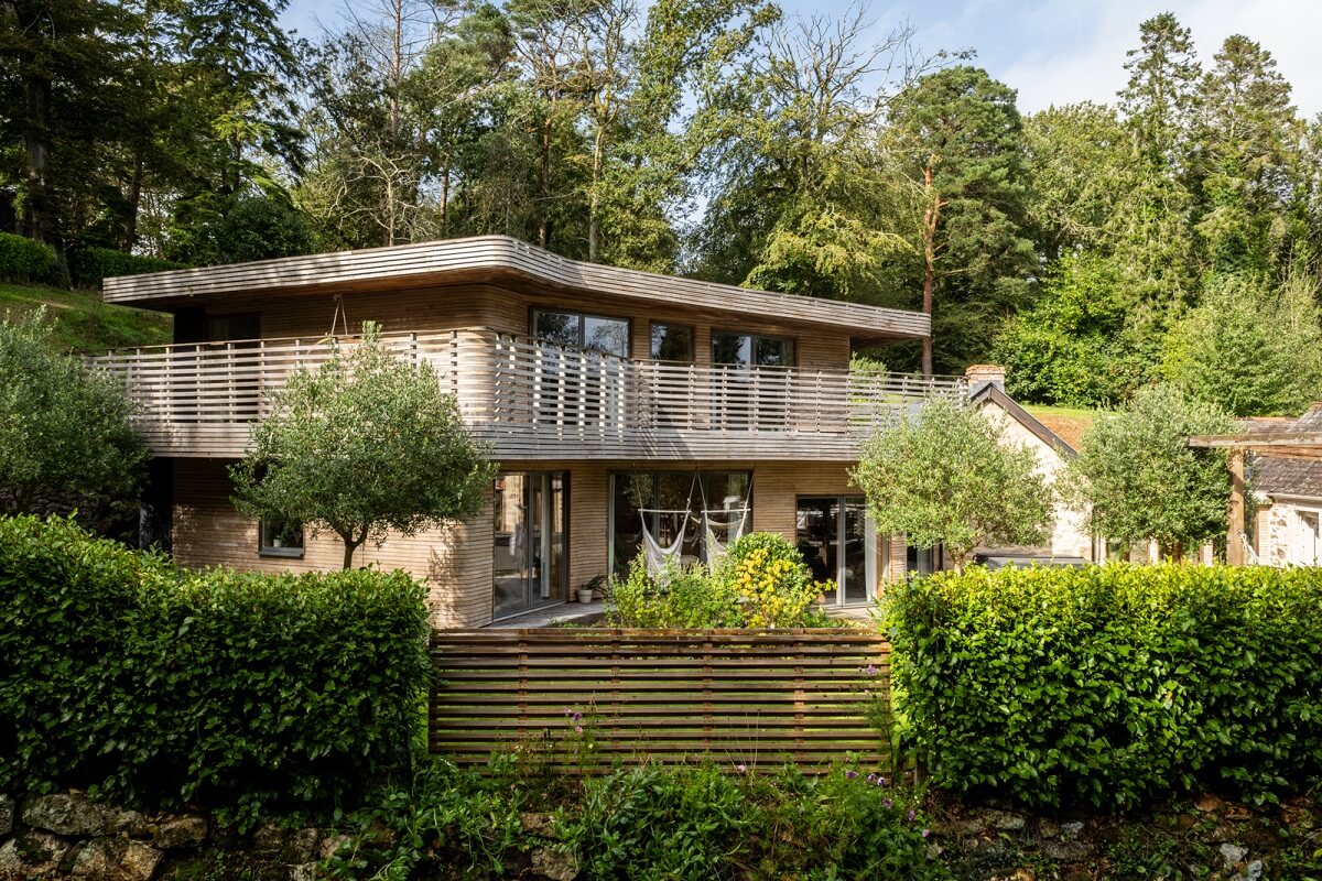 An English Country House That Pairs History with Contemporary Design 16 exterior-wooden-house-curved-timber-grand-designs-nordroom