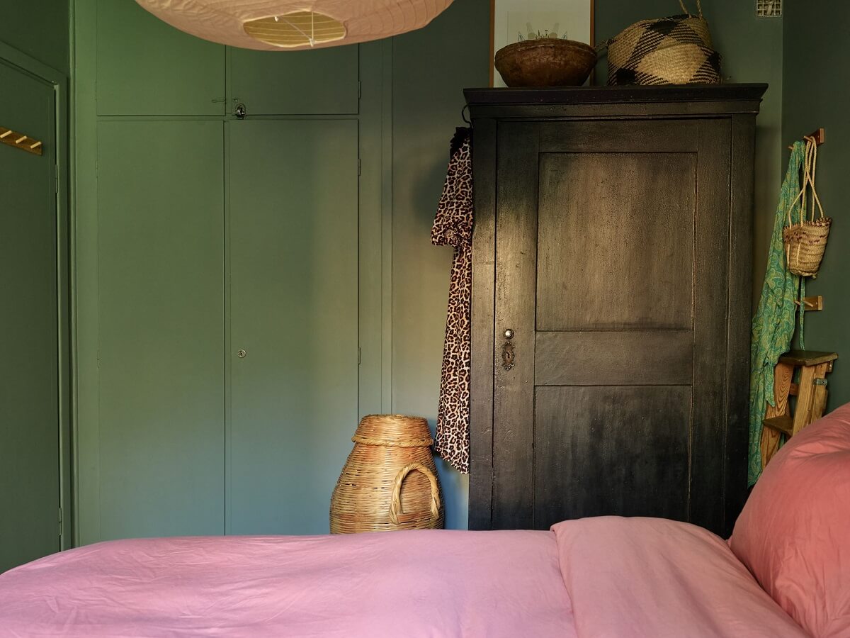 Warm Pink Tones in A Stockholm Apartment 16 green-bedroom-with-pink-bedding-nordroom