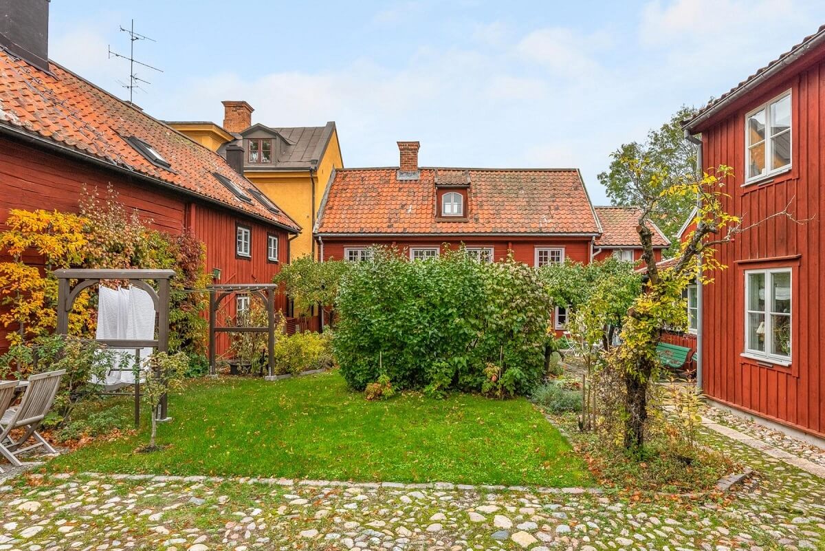 A Small 18th-Century Courtyard House in Sweden 20 green courtyard traditional swedish houses