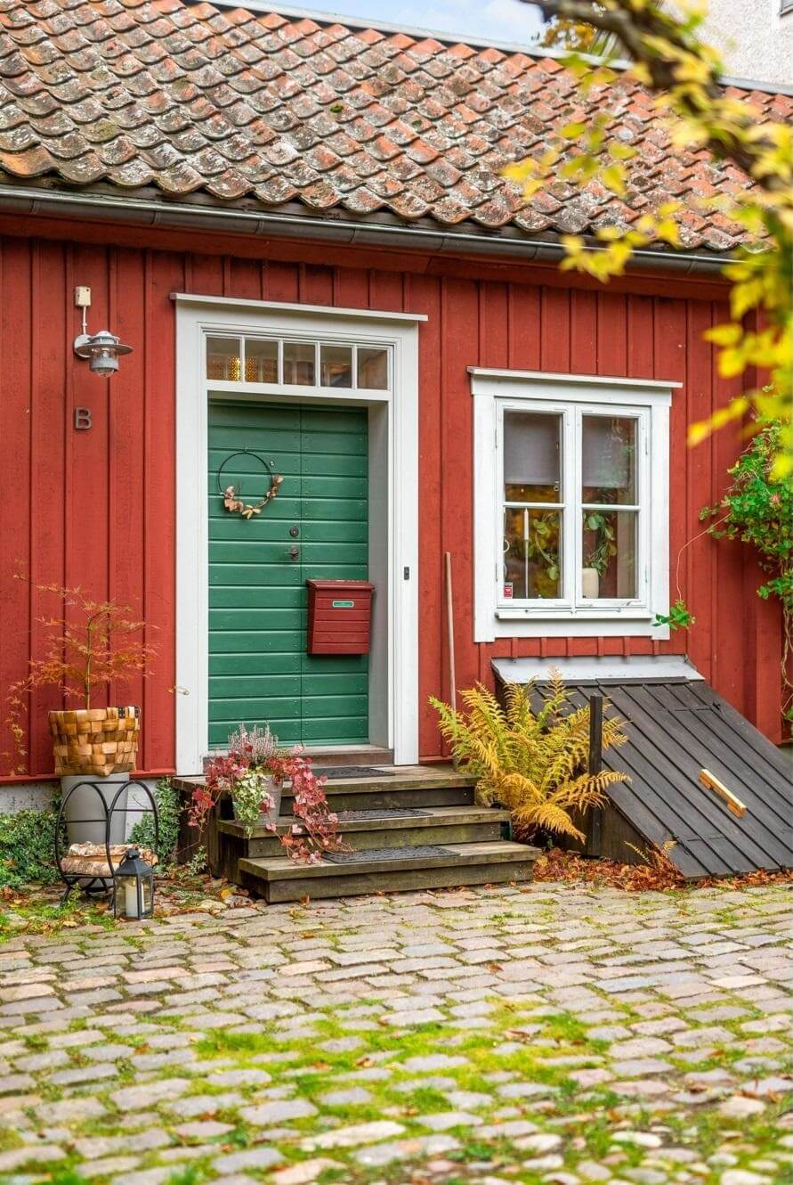 A Small 18th-Century Courtyard House in Sweden 18 green door entry red wooden house