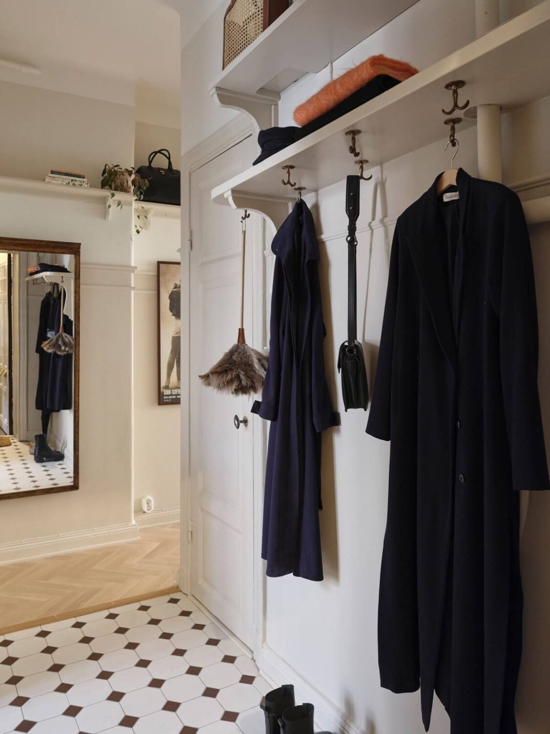 Stylish Small Entryway Ideas with Smart Storage Solutions 3 hallway-black-white-tiles