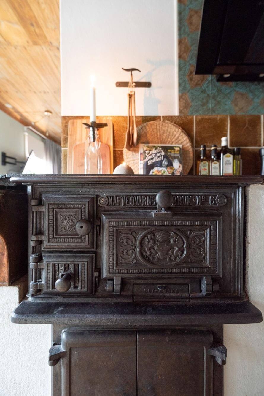 A Small 18th-Century Courtyard House in Sweden 9 historic oven swedish house