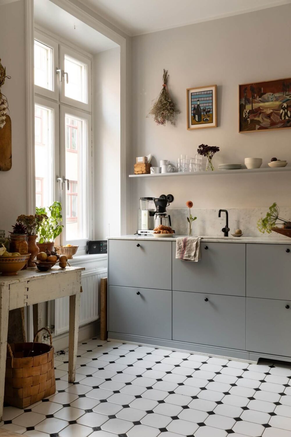 A Bright Scandinavian Apartment with a Light Gray Kitchen 9 kitchen-light-gray-cabinets-shelf-white-black-floor-tiles-nordorom