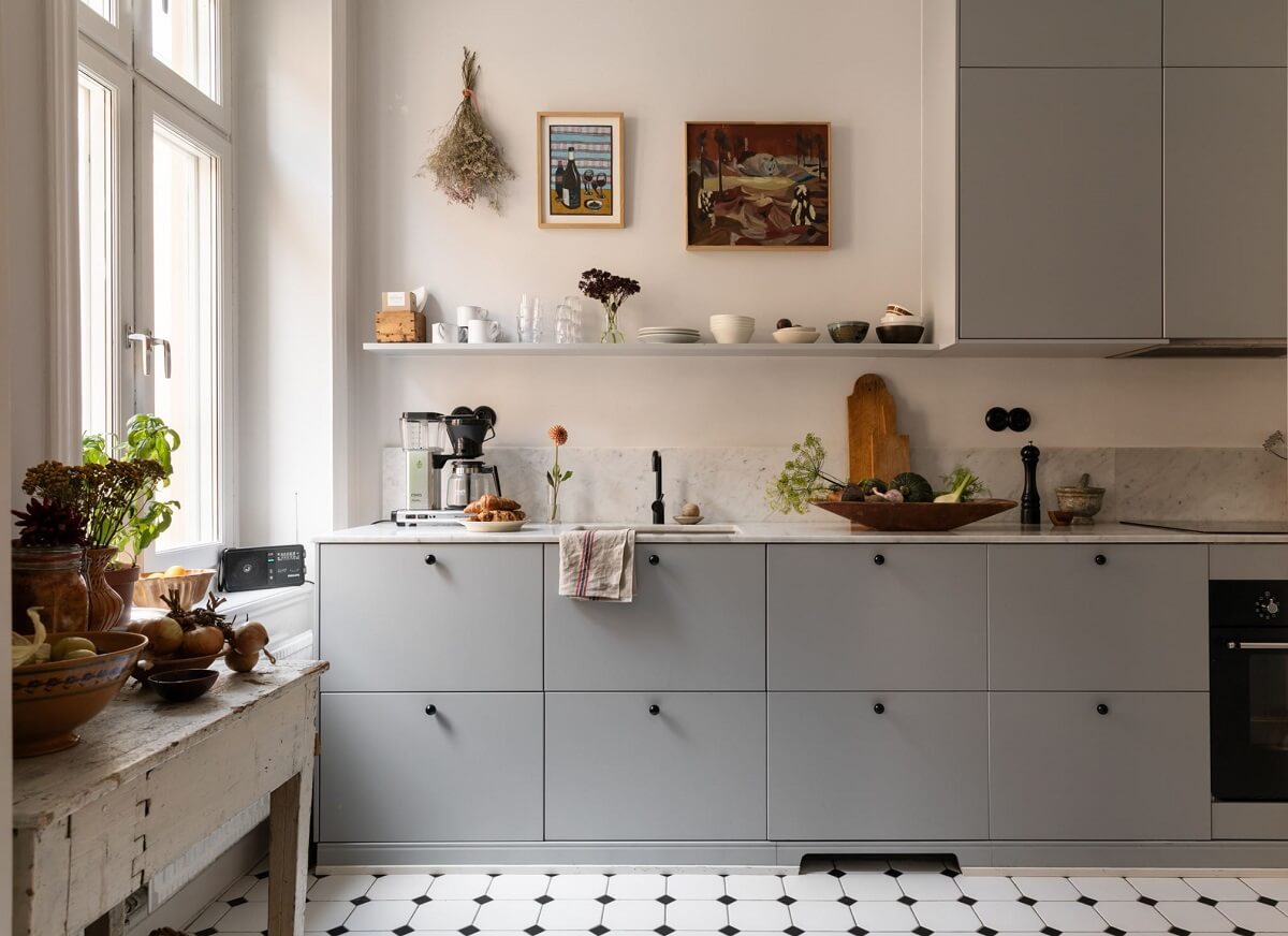 A Bright Scandinavian Apartment with a Light Gray Kitchen 8 light-gray-kitchen-cabinets-shelf-nordroom