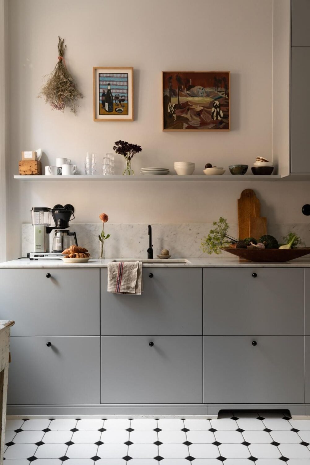 A Bright Scandinavian Apartment with a Light Gray Kitchen 10 light-gray-scandinavian-kitchen-cabinets-shelf-nordroom