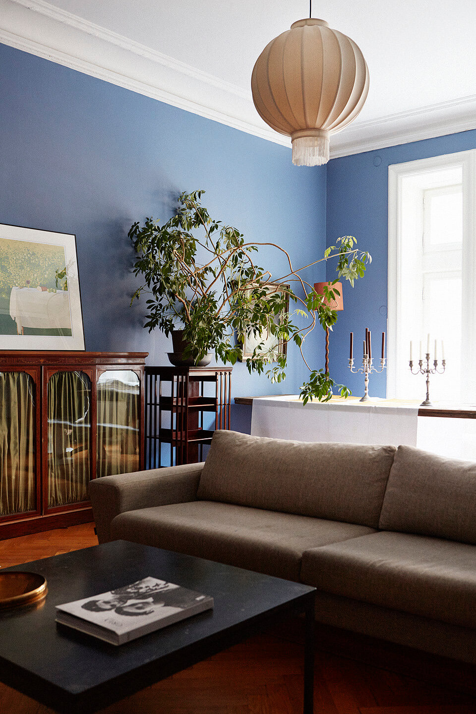 Benjamin Moore Color of the Year 2024: Blue Nova 22 living-room-blue-walls-wooden-floor-nordroom