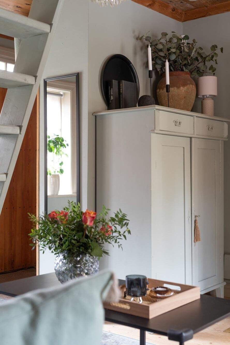 A Small 18th-Century Courtyard House in Sweden 5 living room detail