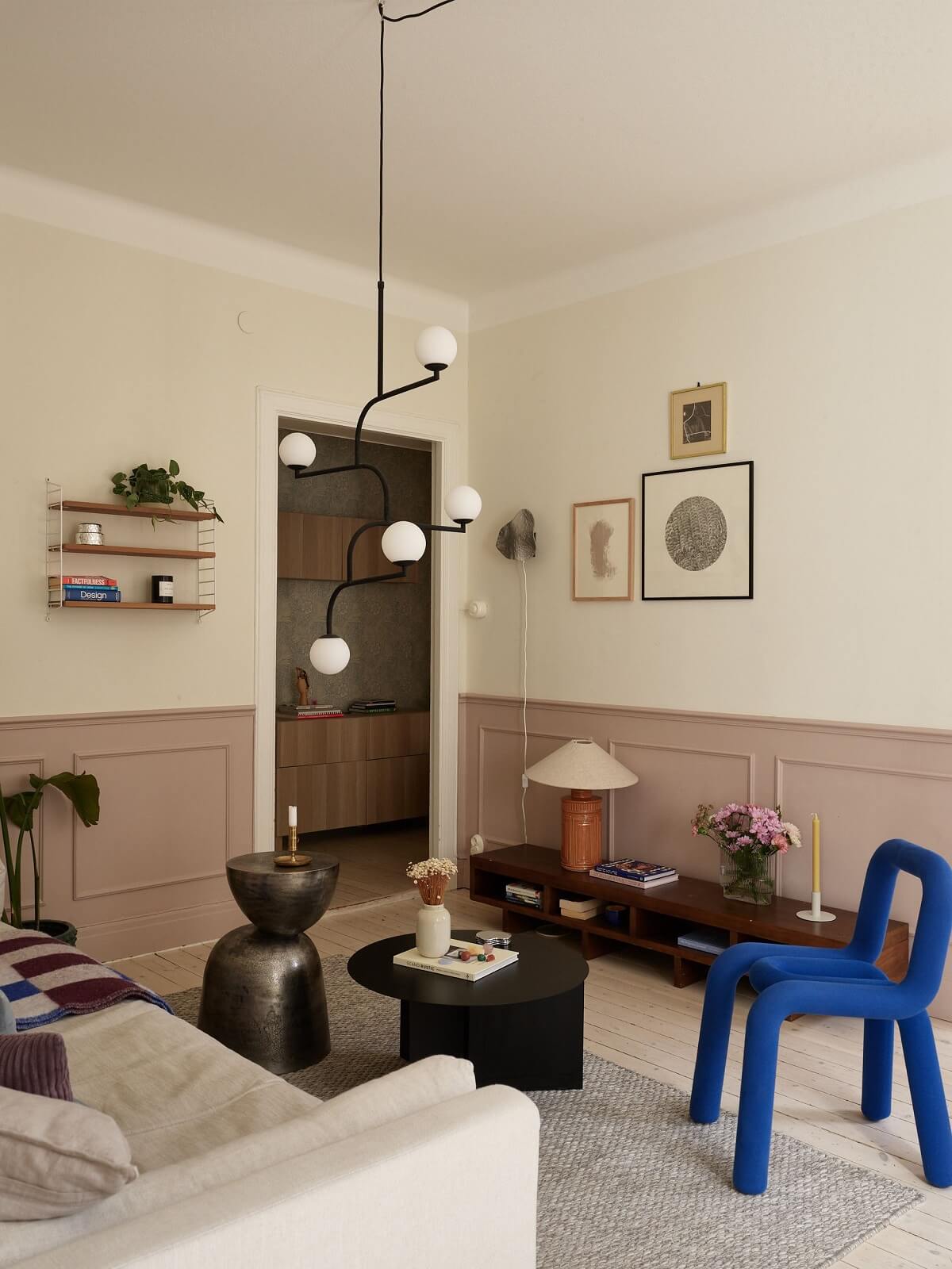 living-room-pastel-pink-accents-cobalt-blue-chair-nordroom