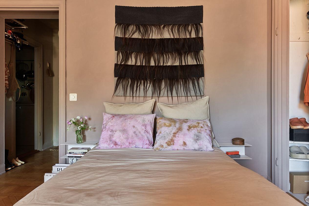 A Scandinavian Studio Apartment with Pink Walls 9 pink-bed-studio-apartment