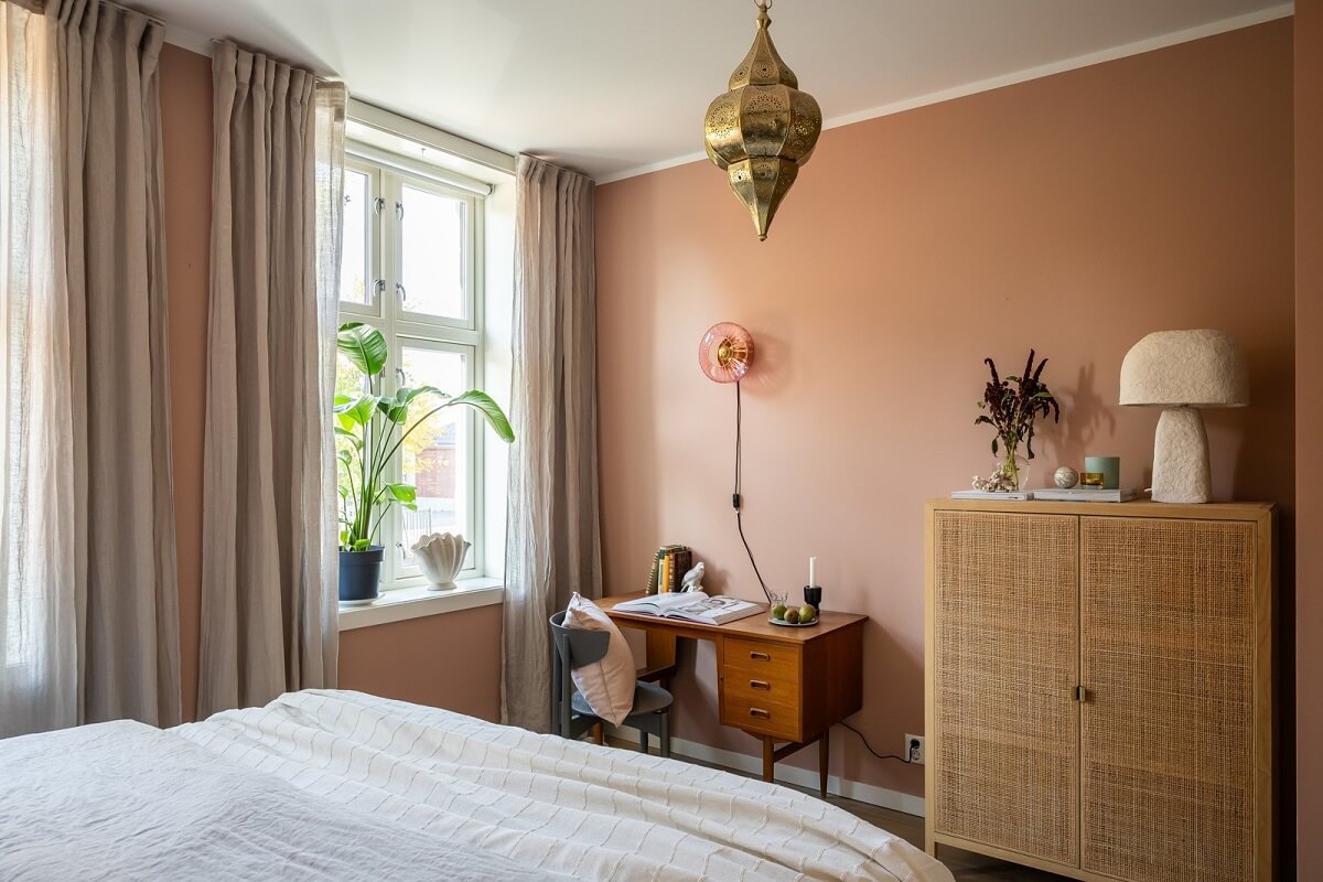 An Oslo Apartment with a Yellow Living Room 11 pink-bedroom-midcentury-desk-nordroom