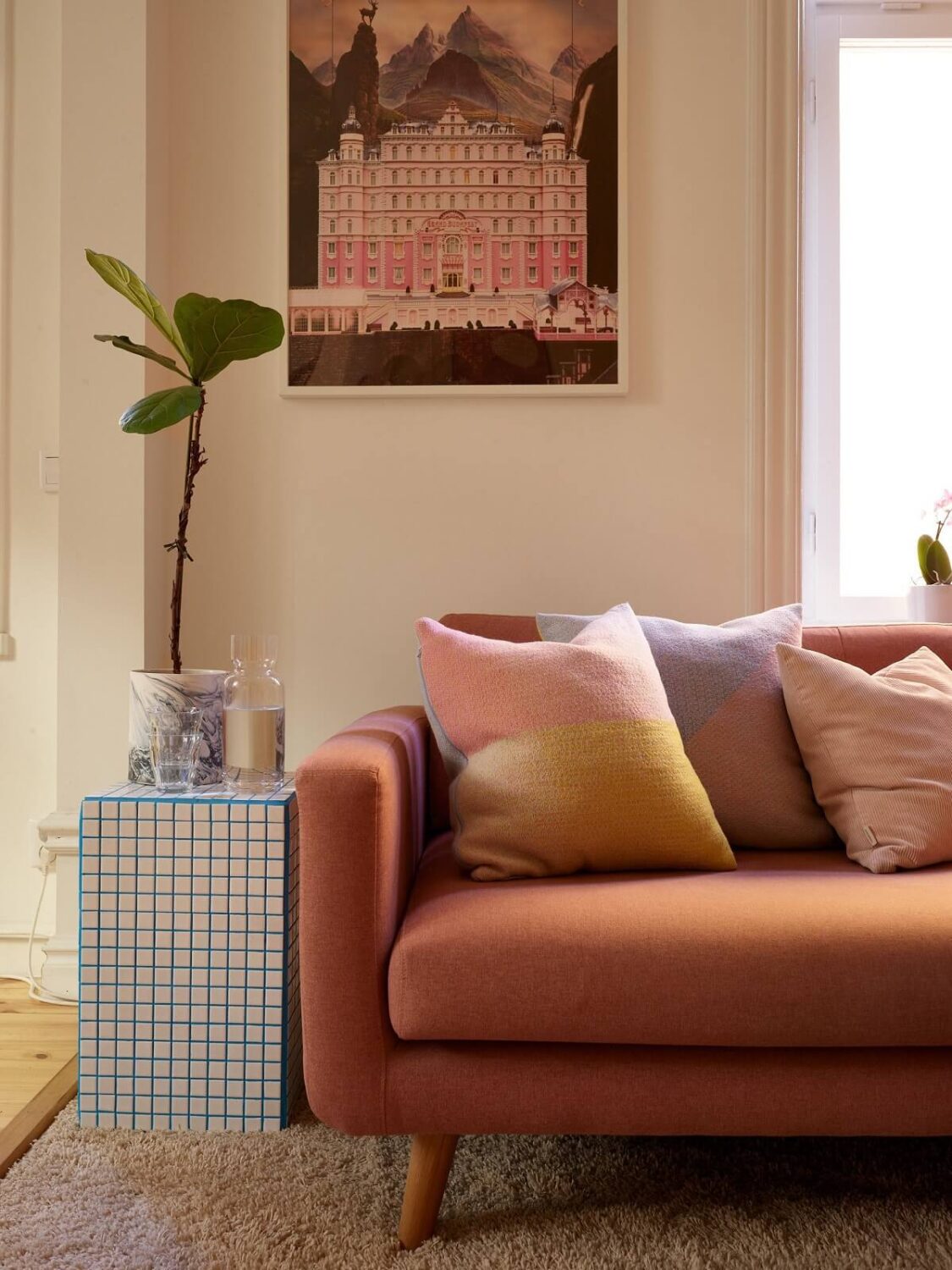 A Small Stockholm Apartment Filled with Color 4 pink-sofa-blue-tiled-side-table-nordroom
