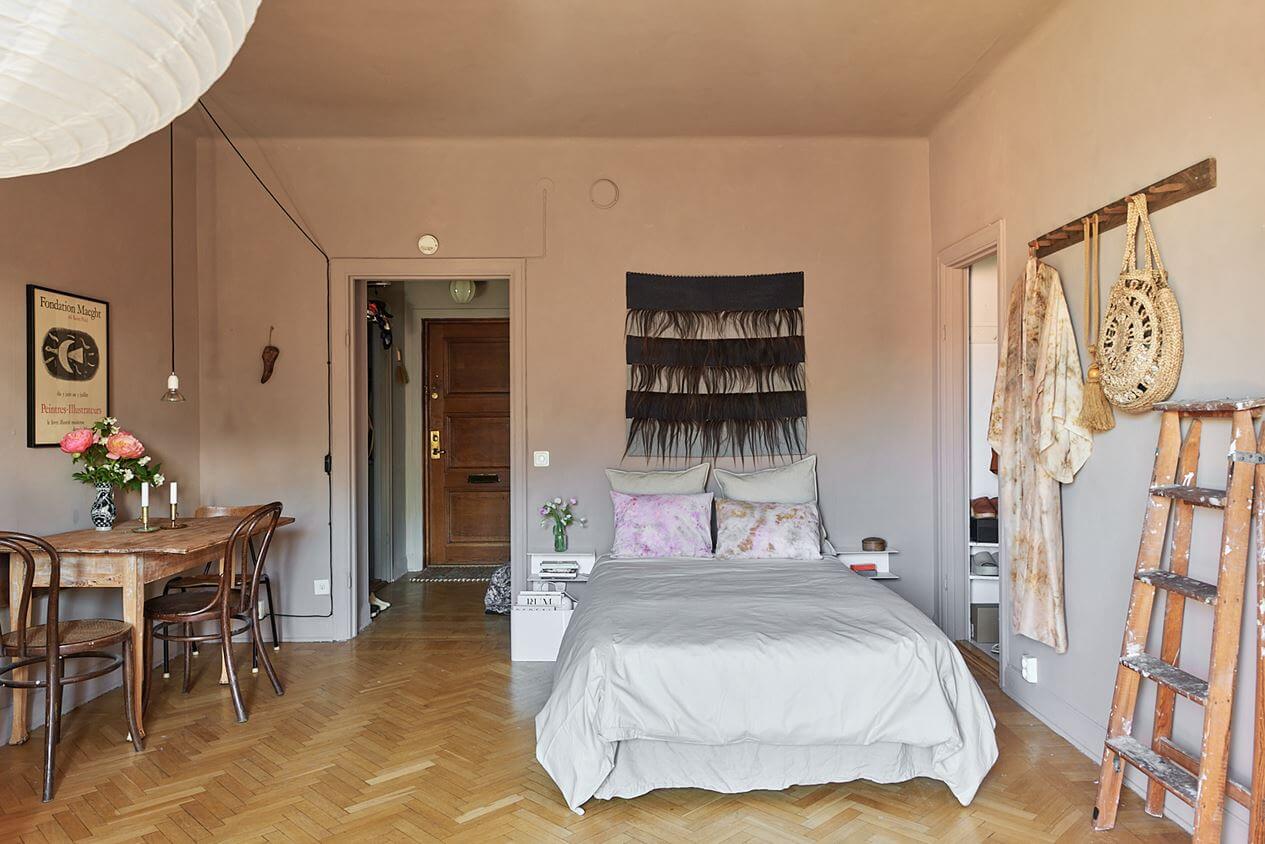 A Scandinavian Studio Apartment with Pink Walls 8 pink-studio-apartment-wooden-floor