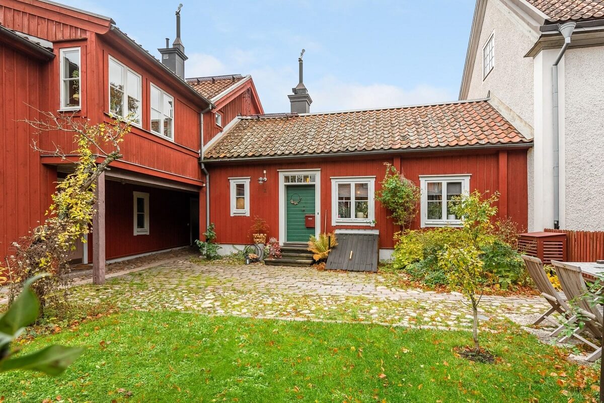 A Small 18th-Century Courtyard House in Sweden 17 red swedish courtyard house