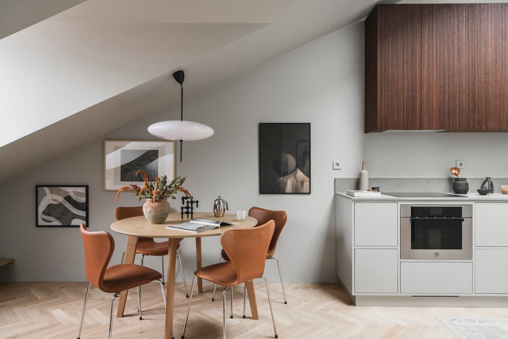 A Stylish Modern Gray Attic Apartment 7 scandinavian-interior-kitchen-round-dining-table-slanted-ceiling-nordroom