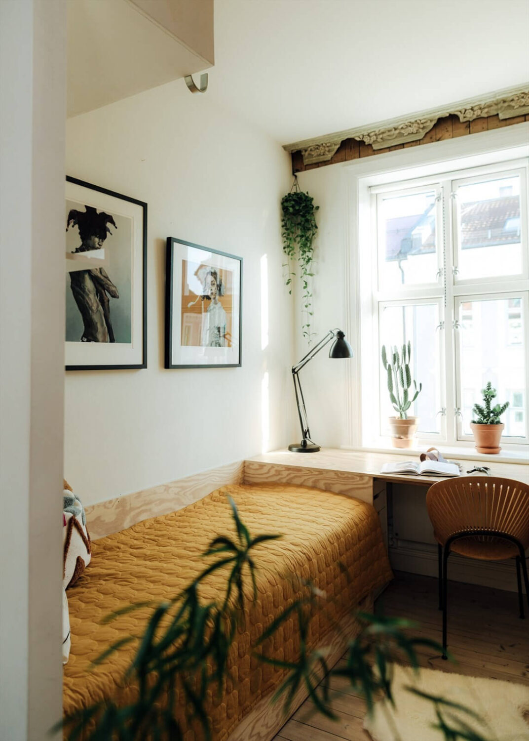 Small Bedroom Decorating Ideas That You'll Love 1 small-bedroom-custom-bedframe-desk-nordroom
