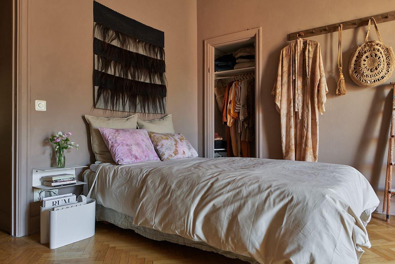 A Scandinavian Studio Apartment with Pink Walls 6 studio-apartment-pink-walls