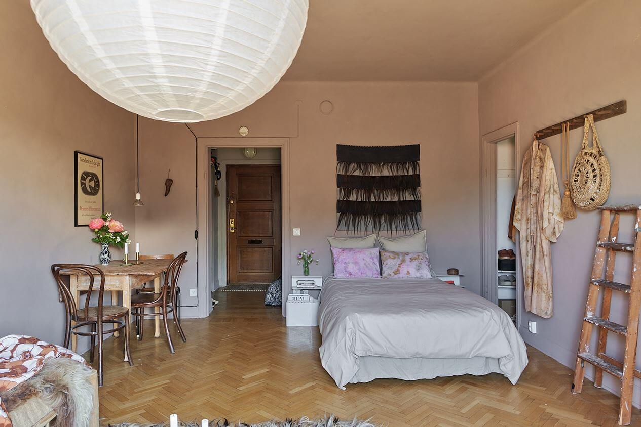 A Scandinavian Studio Apartment with Pink Walls 5 subtle-pink-studio-apartment