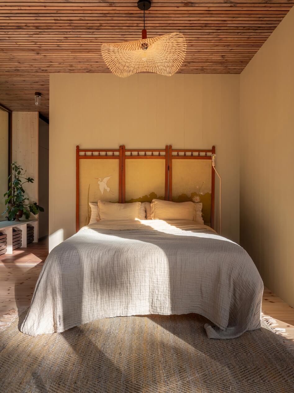 An Architectural Wooden Home with Open Spaces 15 wooden-accent-ceiling-bedroom-pale-yellow-walls-nordroom