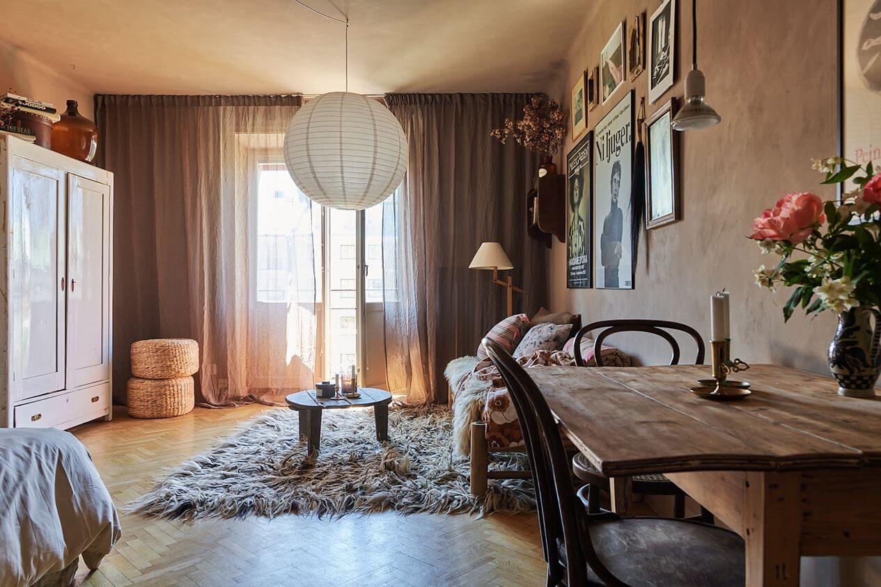 A Scandinavian Studio Apartment with Pink Walls 11 wooden-table-pink-studio-apartment