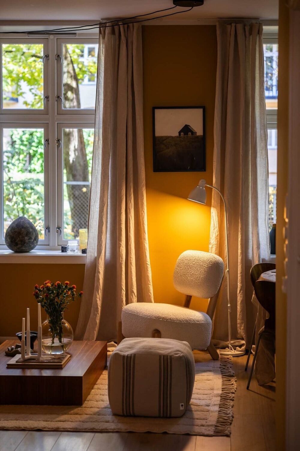 An Oslo Apartment with a Yellow Living Room 2 yellow-living-room-night-picture-nordroom