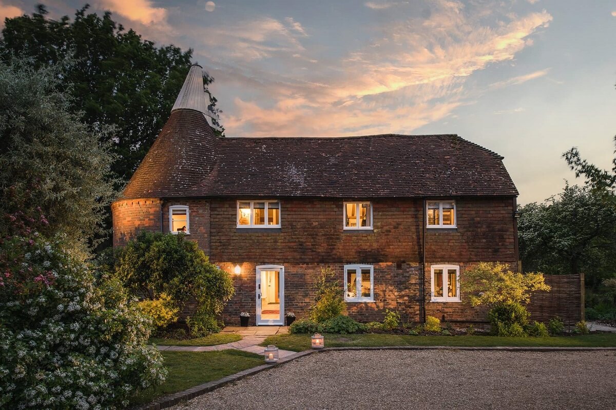 Great Budds Oast: A Cozy Holiday Home in the Kent Countryside 1 GREAT BUDDS OAST at night