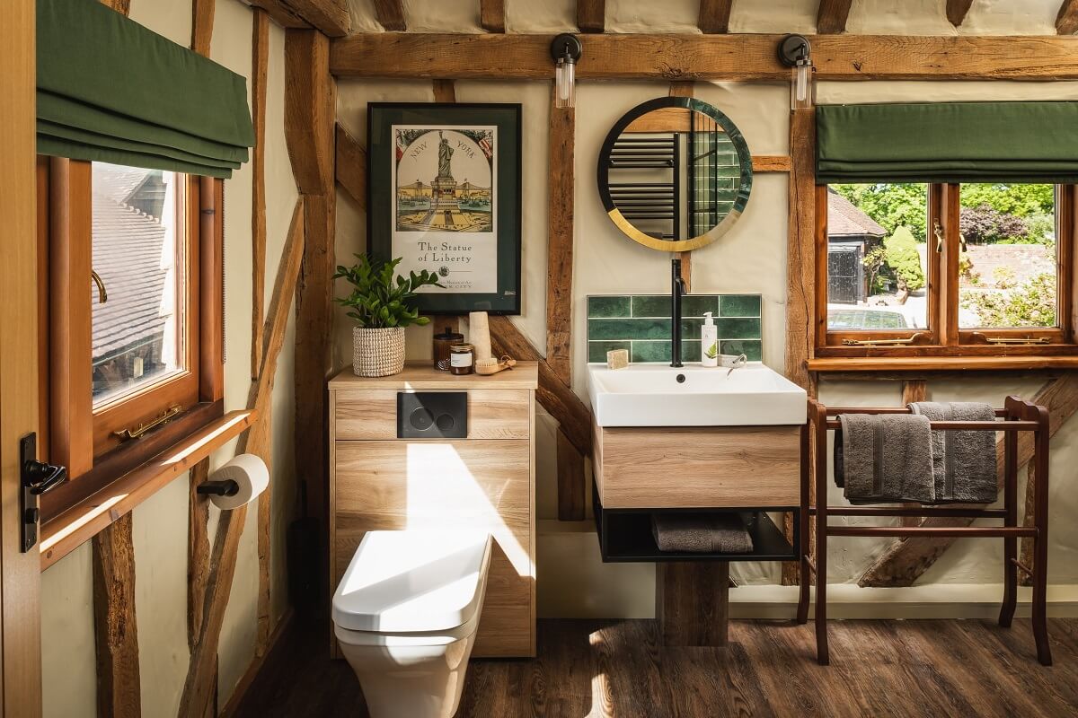 Great Budds Oast: A Cozy Holiday Home in the Kent Countryside 21 GREAT BUDDS OAST bathroom exposed wooden beams