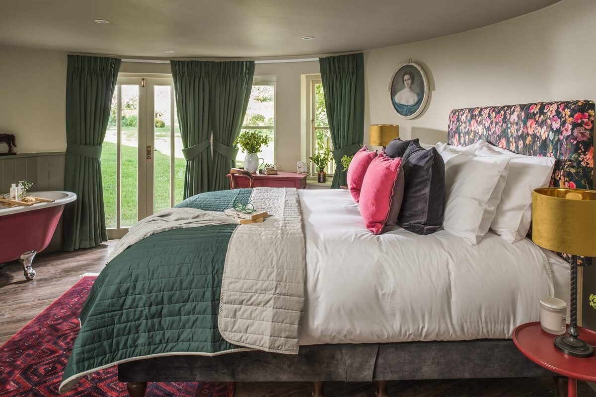 Great Budds Oast: A Cozy Holiday Home in the Kent Countryside 16 GREAT BUDDS OAST bedroom green and pink details