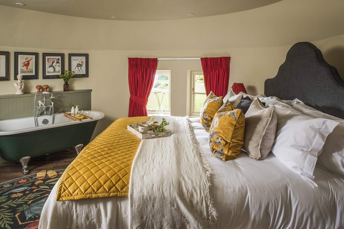 Great Budds Oast: A Cozy Holiday Home in the Kent Countryside 18 GREAT BUDDS OAST bedroom with freestanding bath