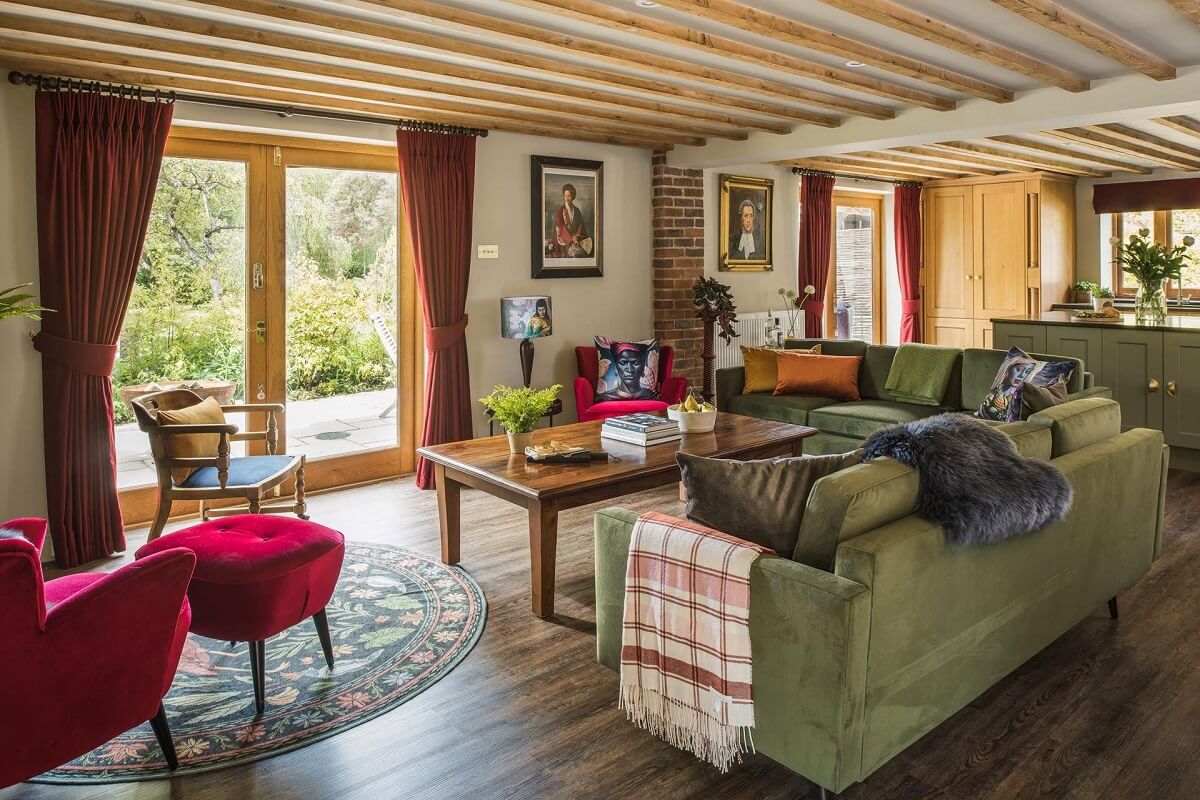 Great Budds Oast: A Cozy Holiday Home in the Kent Countryside 2 GREAT BUDDS OAST cozy living room