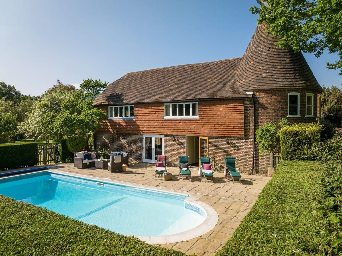 Great Budds Oast: A Cozy Holiday Home in the Kent Countryside 28 GREAT BUDDS OAST garden swimming pool
