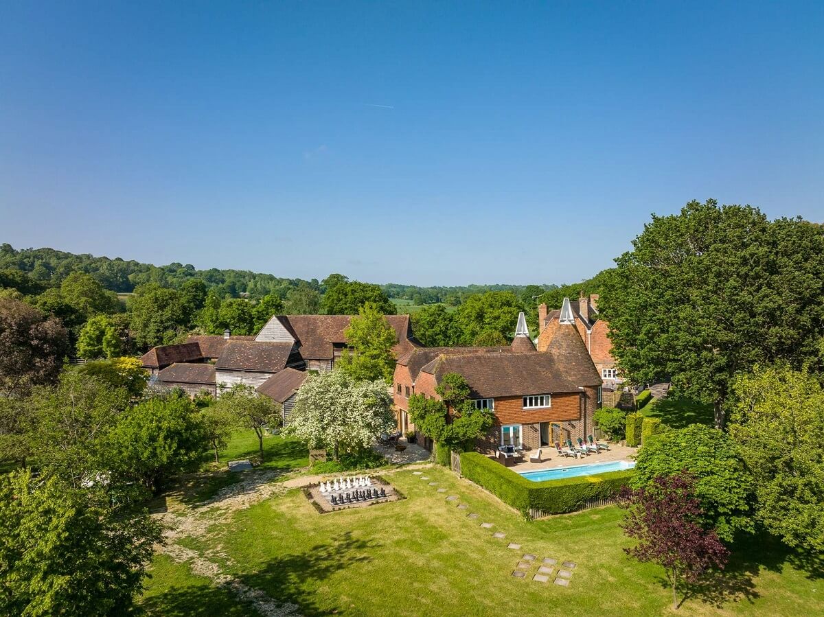 Great Budds Oast: A Cozy Holiday Home in the Kent Countryside 33 GREAT BUDDS OAST garden view from above