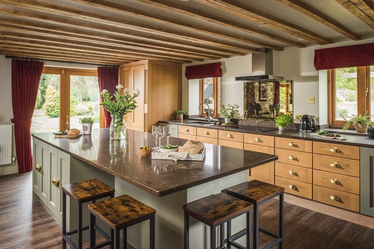 Great Budds Oast: A Cozy Holiday Home in the Kent Countryside 6 GREAT BUDDS OAST kitchen with breakfast bar