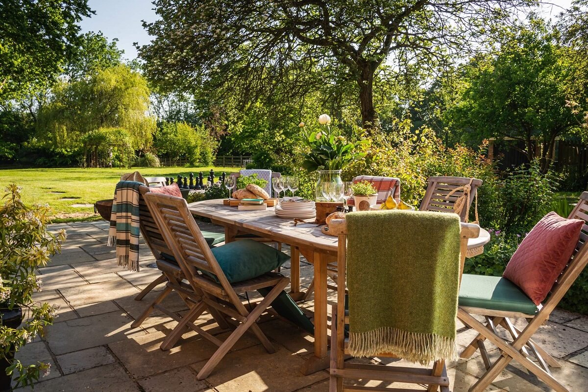 Great Budds Oast: A Cozy Holiday Home in the Kent Countryside 27 GREAT BUDDS OAST outdoor dining space
