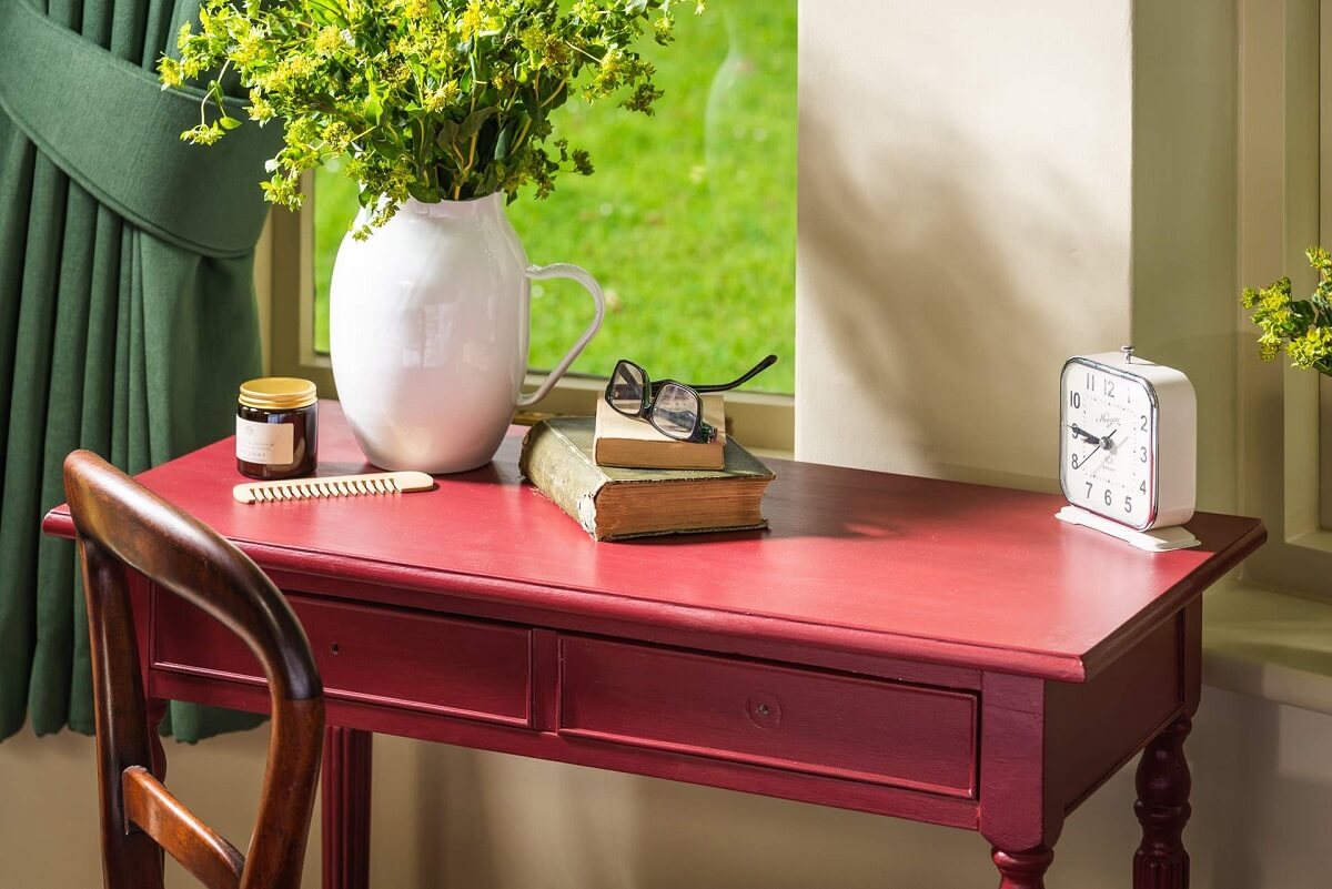 Great Budds Oast: A Cozy Holiday Home in the Kent Countryside 15 GREAT BUDDS OAST pink desk