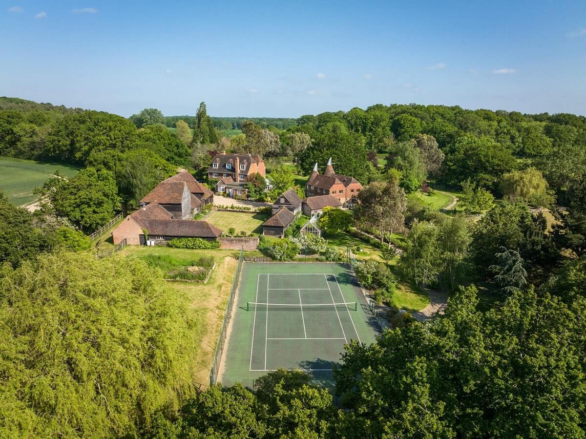 Great Budds Oast: A Cozy Holiday Home in the Kent Countryside 32 GREAT BUDDS OAST tennis court