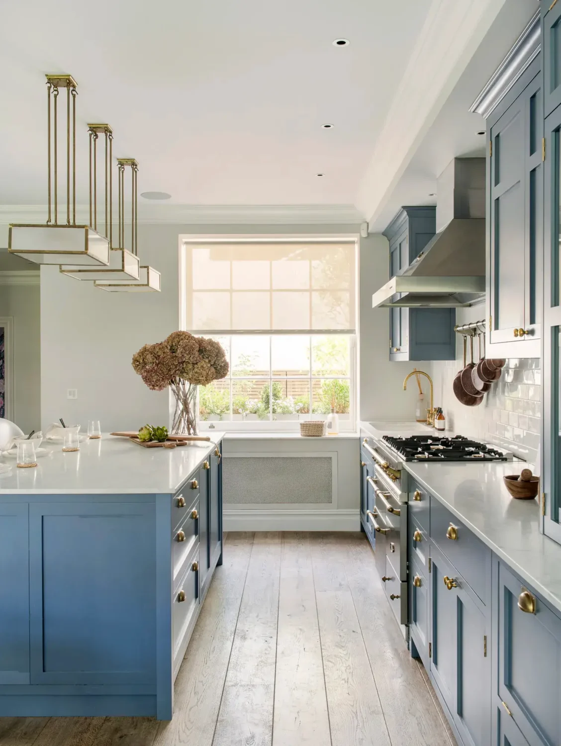Muted Colors and Classic Design in a London Townhouse 10 Little-Venice-Apartment-blue-kitchen-brass-handles-nordroom