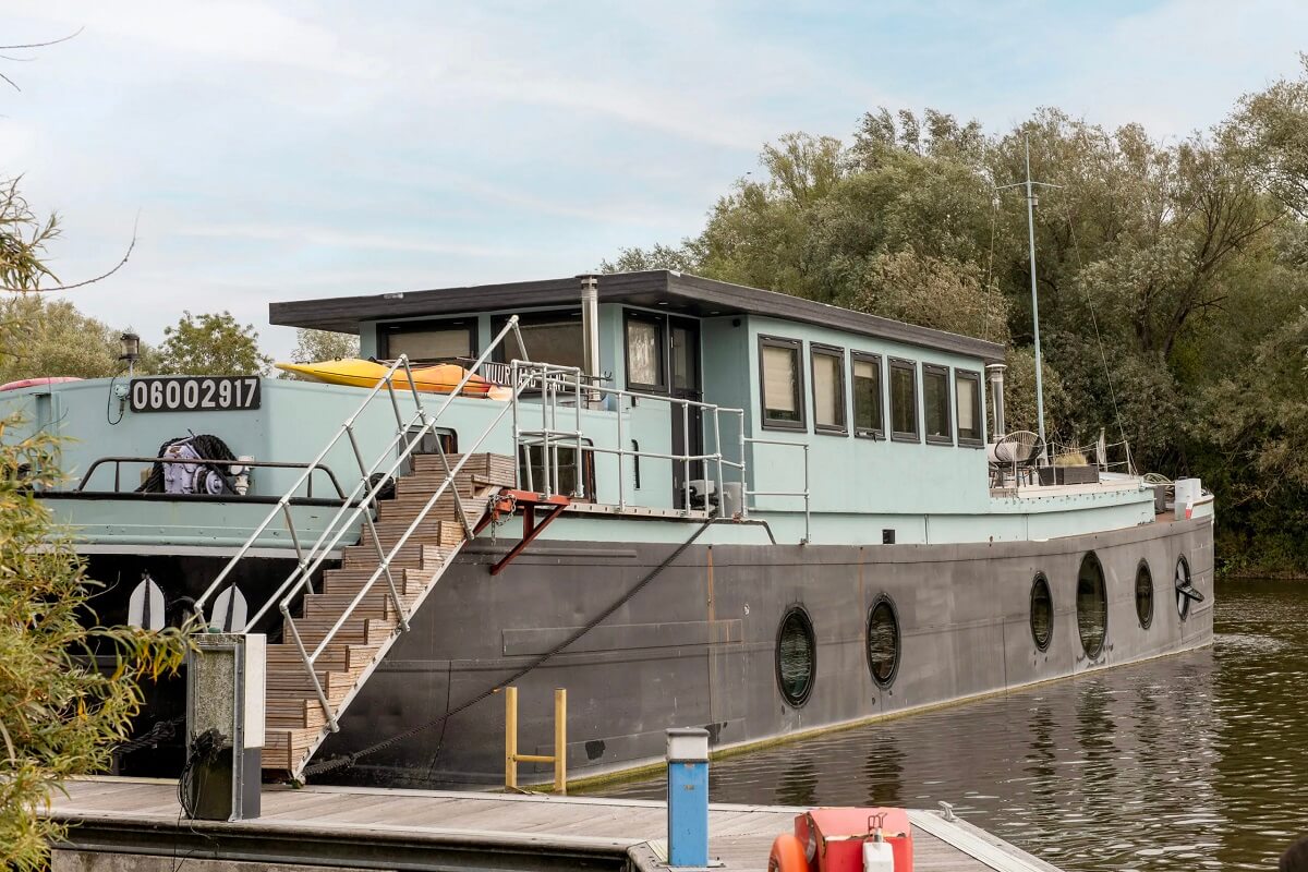 A Spacious and Stylish Houseboat in London 17 Staines House For Sale Penton Hook Marina A Spacious and Stylish Houseboat in London