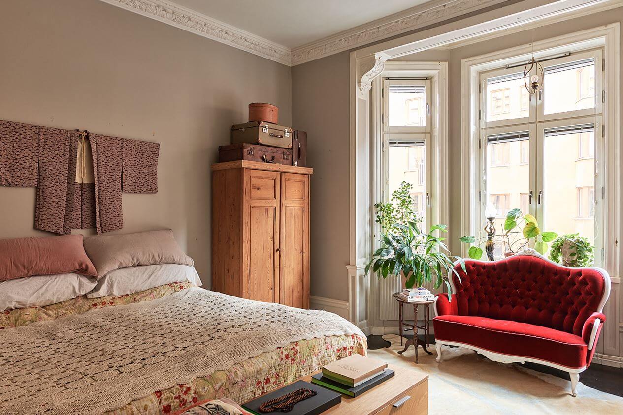 A Romantic Apartment with Original Details 29 bay-window-bedroom-sofa-nordroom