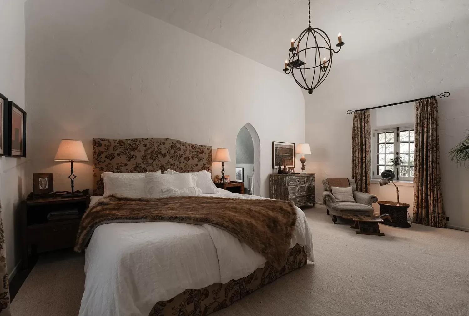 A Cozy Montecito Home Once Owned by Larry David 11 bedroom-earthy-accents-nordroom