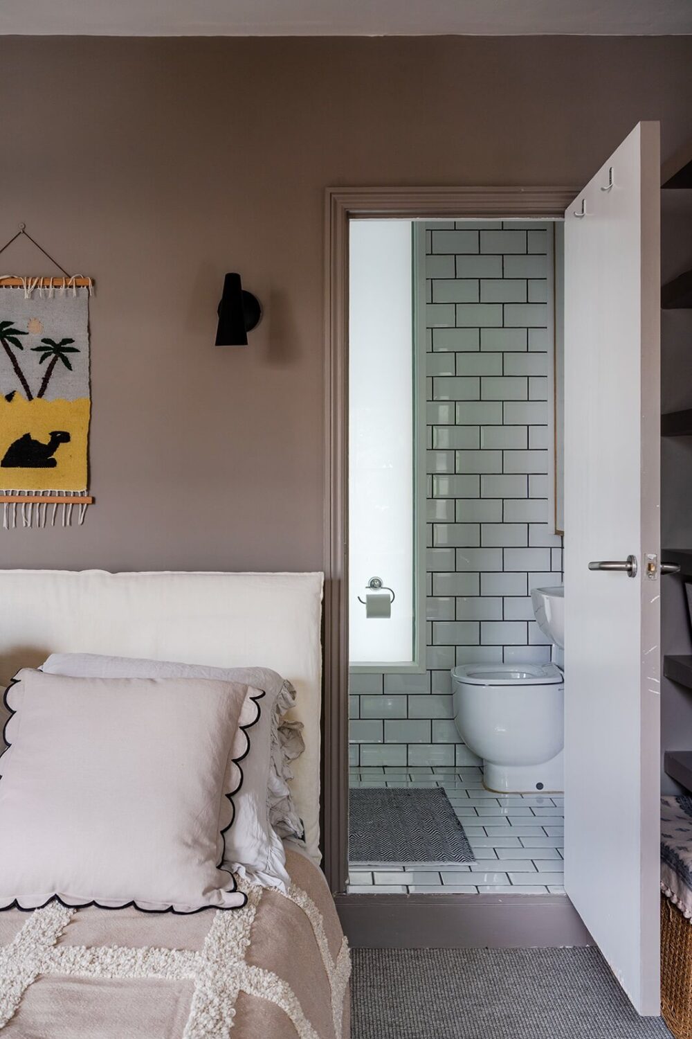 A Green and Pink London Townhouse with A Modern Extension 17 bedroom-en-suite