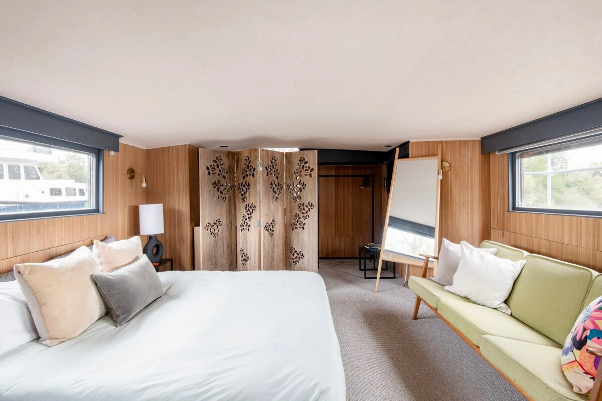 A Spacious and Stylish Houseboat in London 13 bedroom houseboat wooden walls nordroom