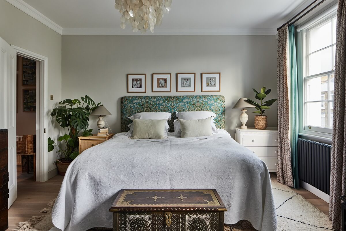 Blue Color Accents in a Restored London Townhouse 19 bedroom-light-gray-walls-nordroom