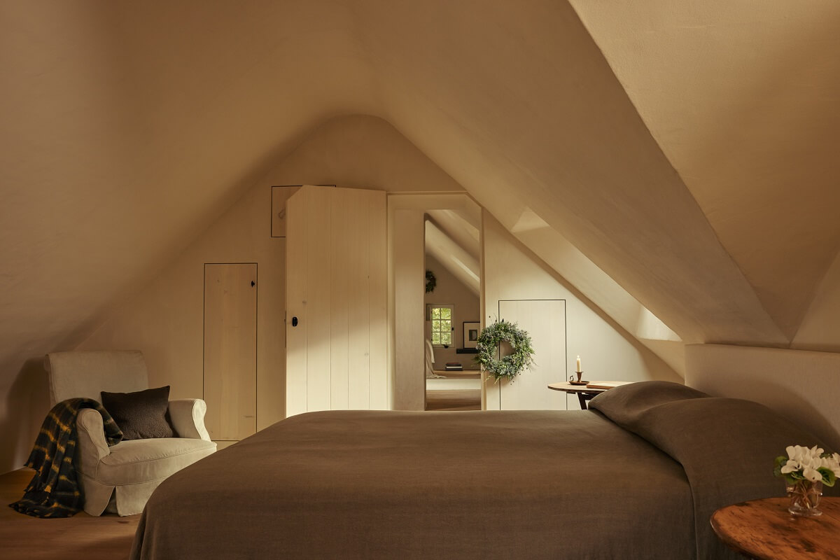 Zara Home Christmas Collection 2023 20 bedroom-low-slanted-ceiling-zara-home-christmas-nordroom